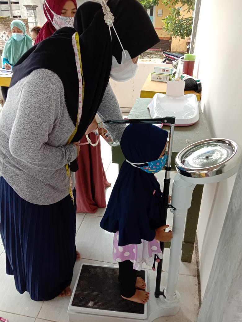 Pengukuran berat badan balita
